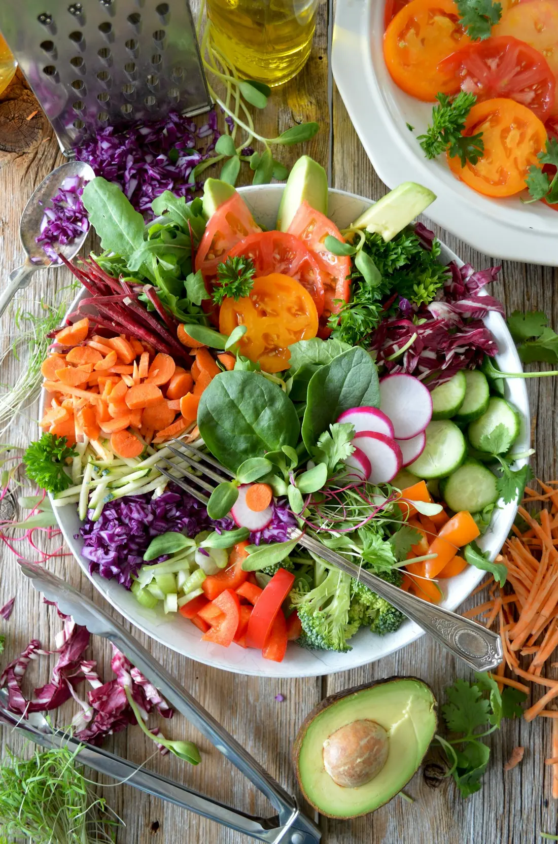 Színes friss zöldségek tányéron – gyerekek immunerősítése betegség után, Naturmed Health